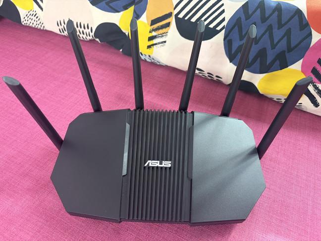 ASUS RT-BE90U are Èase antene nedetaÈabile