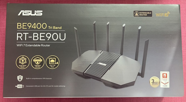 Cutia în care vine ASUS RT-BE90U