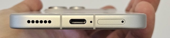 Telefoanele nu au slot microSD