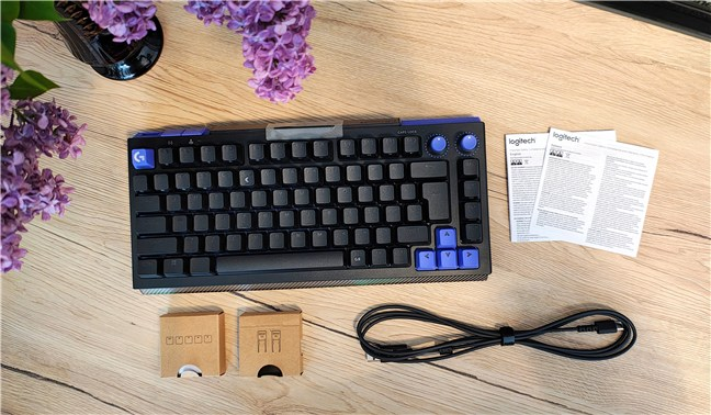 Con&Egrave;inutul include G512 X 75 plus capace, switchuri &Egrave;i altele