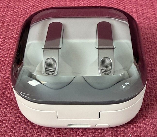 Carcasa are un capac transparent