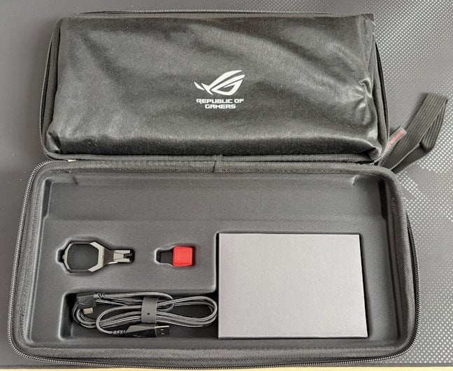 Tastatura se gÄseÈte într-o husÄ de transport