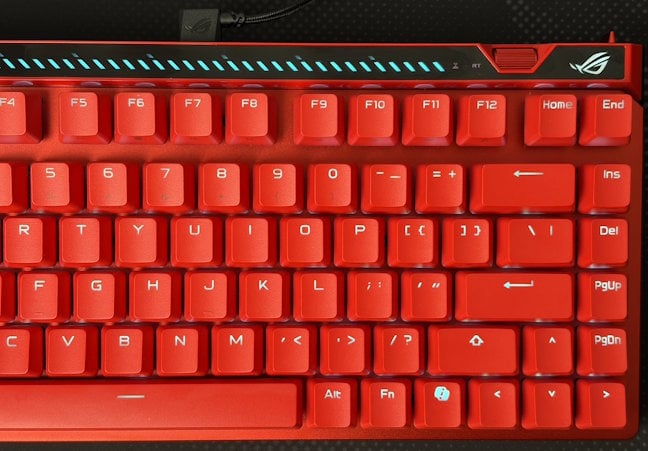 Bara de sus este iluminatÄ RGB