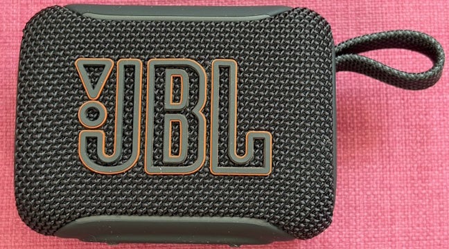 JBL Go 5 este realizatÄ din plastic reciclat Èi materiale textile
