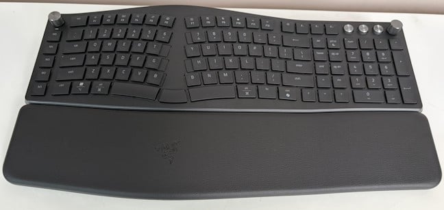 Tastatura este mare &Egrave;i destul de grea