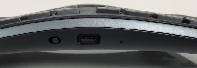 Portul USB-C este p marginea din spate