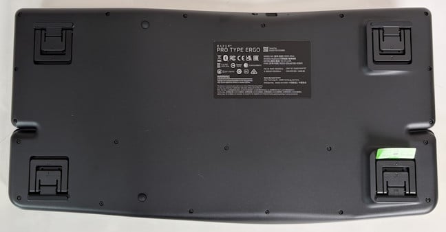 Razer Pro Type Ergo are patru picioru&Egrave;e reglabile