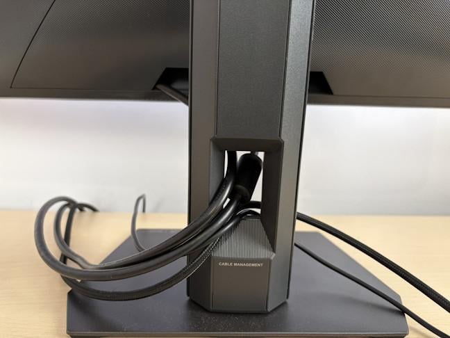 ASUS faciliteaz&Auml; gestionarea cablurilor