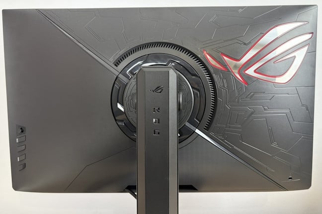 Logo-ul de pe spate este iluminat RGB