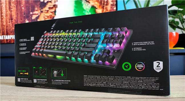 Pe spatele cutiei, sunt mai multe detalii despre tastaturÄ