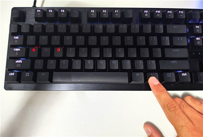 Tastatura are Èi câteva combinaÈii utile pentru modificare setÄrilor