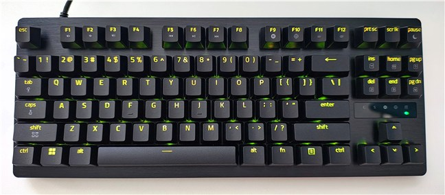 Tastatura are un format tenkeyless Èi foloseÈte switchuri optice analogice