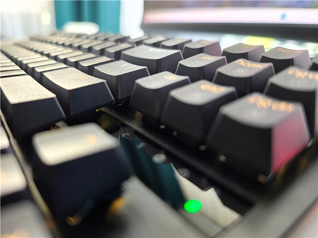 Partea superioarÄ a carcasei tastaturii este produsÄ dintr-un aliaj de aluminiu