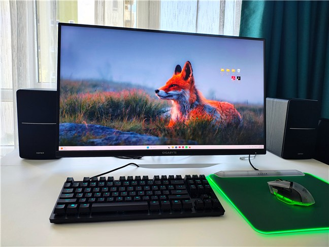Tastatura este compactÄ Èi îÈi oferÄ spaÈiu în plus pentru mouse