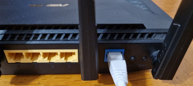 Introdu cablul Ethernet în portul WAN al unității secundare