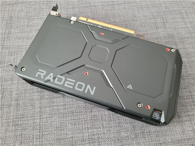 Placa de pe spatele lui AMD Radeon RX 7600