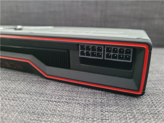 Conectorii electrici de pe AMD Radeon RX 6800