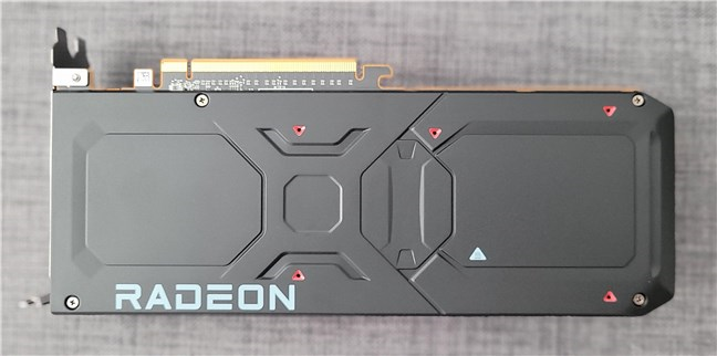 Placa metalicÄƒ de pe spatele modelului AMD Radeon RX 7800 XT