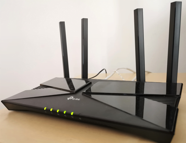 Ledurile din partea din faÈ›Äƒ a TP-Link Archer AX10