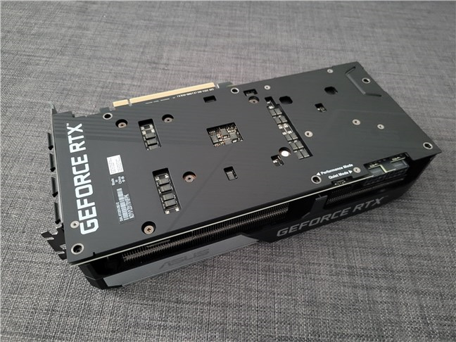 ASUS Dual GeForce RTX 3070 OC Edition are o placă de protecție metalică