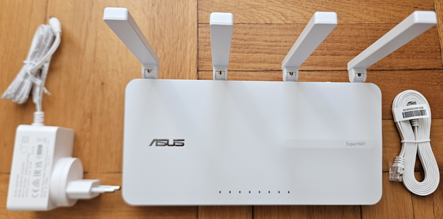 ASUS ExpertWiFi EBR63 are patru antene nedetaÈabile