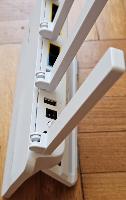 ASUS ExpertWiFi EBR63 poate fi amplasat pe verticalÄ