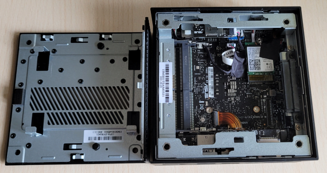 Cum arată înăuntrul ASUS Mini PC PN62