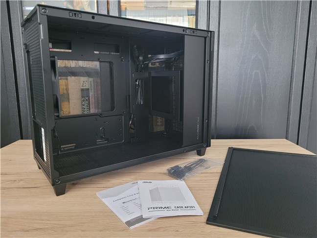 Ãn ASUS Prime AP201 pot încÄpea o sursÄ de alimentare standard Èi plÄci video mari