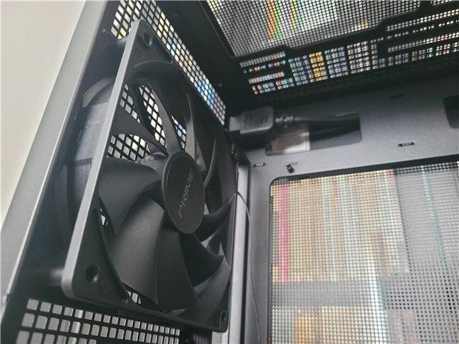PoÈi monta pânÄ la Èase ventilatoare în interiorul carcasei ASUS Prime AP201