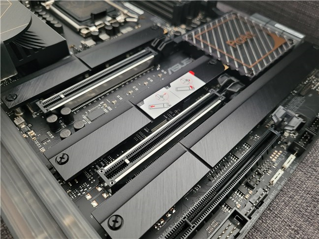 Un număr generos de sloturi PCIe x16 și M.2