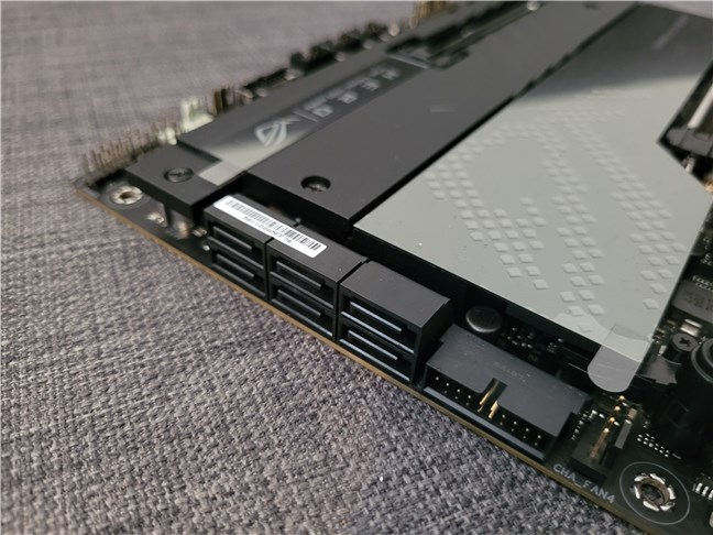 Ai o mulÈ›ime de headere USB, porturi SATA È™i conectori pentru ventilatoare