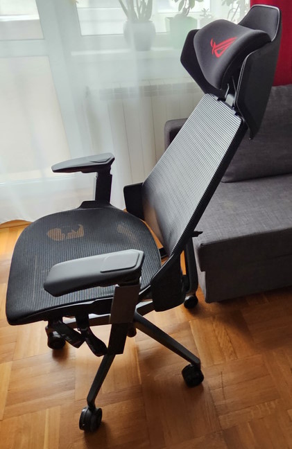 Poți, de asemenea, să înclini scaunul la diferite unghiuri