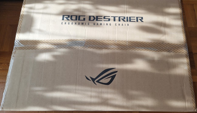 Cutia lui ASUS ROG Destrier Ergo este imensÄƒ È™i grea