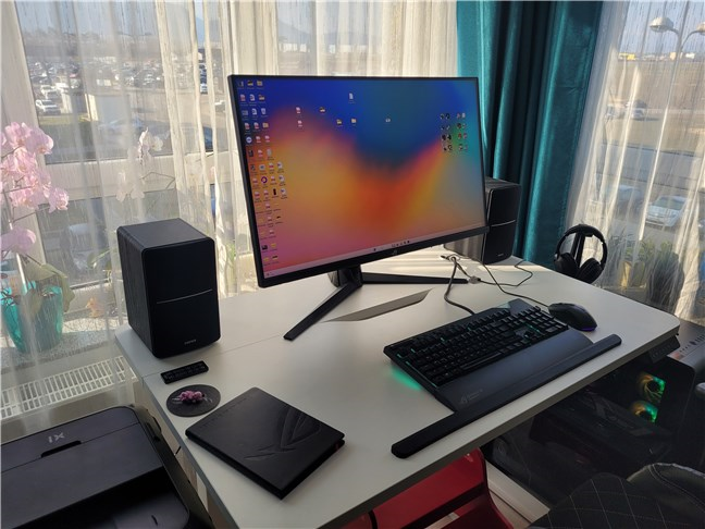 ASUS ROG Strix XG32UQ arată excelent pe orice birou