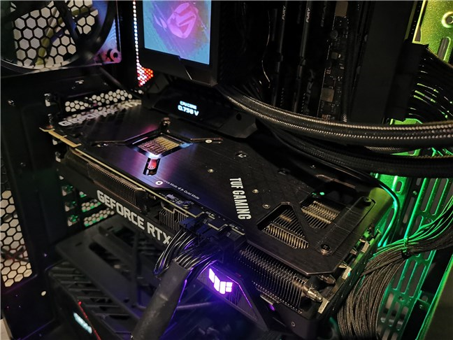 ASUS TUF Gaming GeForce RTX 3090 montată în PC-ul nostru de teste