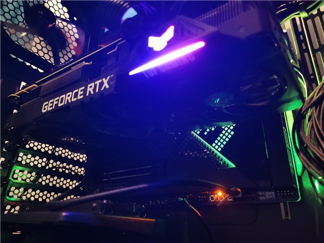 Iluminarea RGB este discretă pe ASUS TUF Gaming GeForce RTX 3090