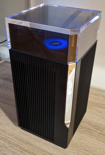 Fiecare unitate ASUS ZenWiFi Pro ET12 are dimensiuni mari