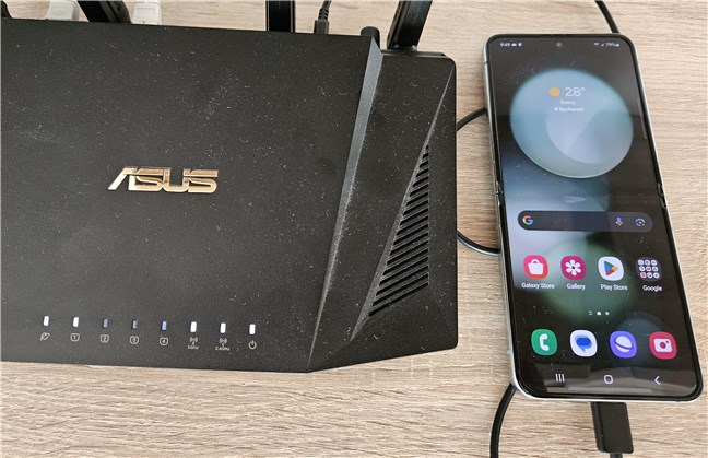 ConecteazÄ-Èi telefonul la portul USB al routerului