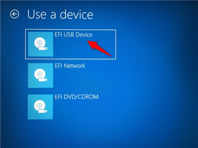 Pornește PC-ul folosind un kit de instalare Windows (USB, DVD etc.)