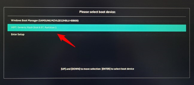 Selectarea bootÄƒrii de pe o unitate flash USB Ã®n meniul de boot