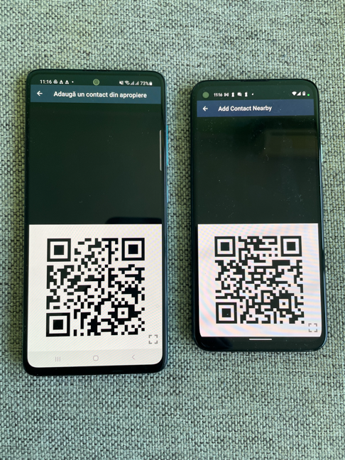 Ambele telefoane trebuie să scaneze codurile QR pentru a se conecta
