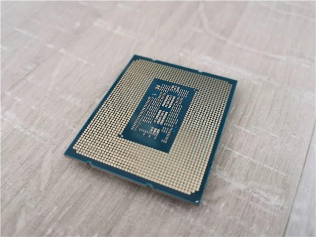 Partea inferioarÄƒ a procesorului Intel Core i5-12600K