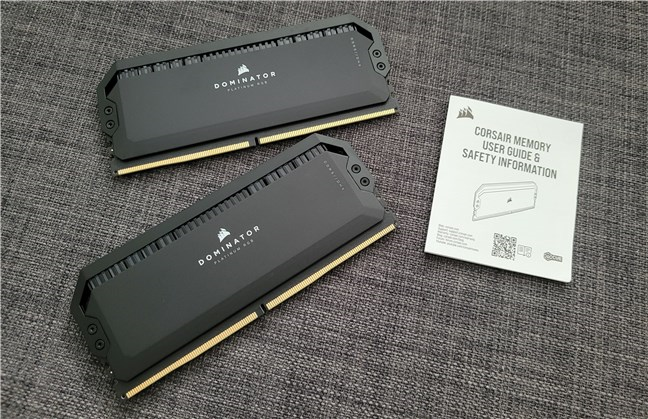 Ce se află în interiorul cutiei pentru Corsair Dominator Platinum RGB 32GB DDR5 DRAM 7200MHz C34