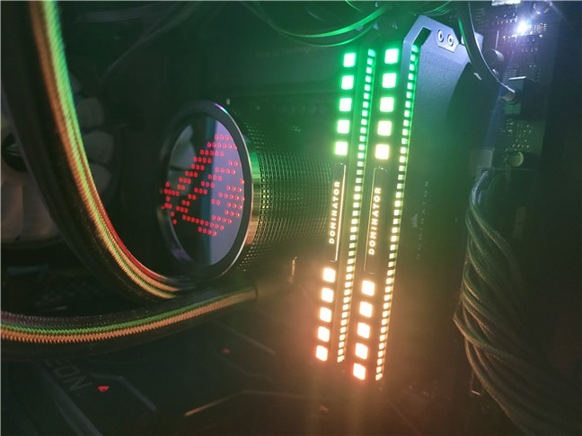 Un kit de memorie DDR5-7200 instalat pe un PC