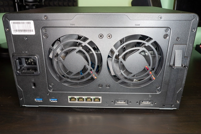 Spatele Synology DS 1621+