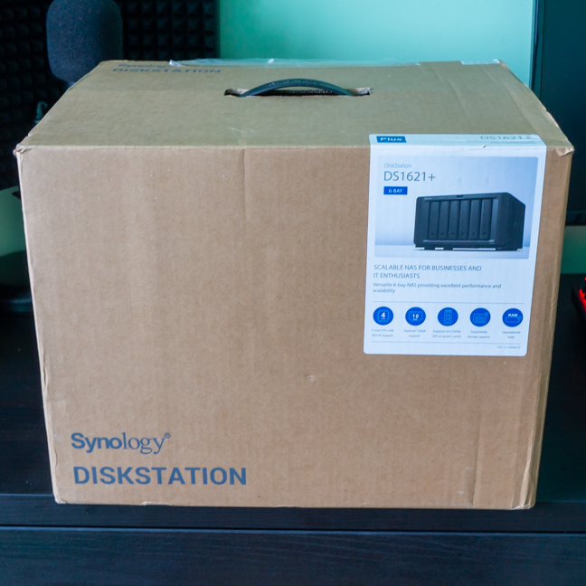 Cutia în care vine Synology DiskStation DS1621+