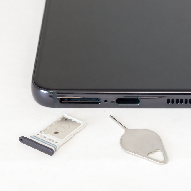 Samsung ar fi putut monta cu ușurință un cititor de carduri MicroSD în interiorul lui S22, dar nu a făcut-o