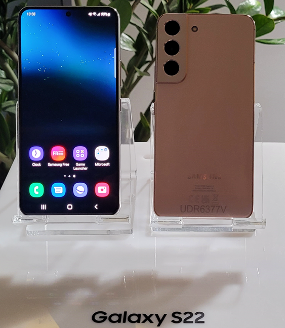 Samsung Galaxy S22 are spatele din sticlÄ