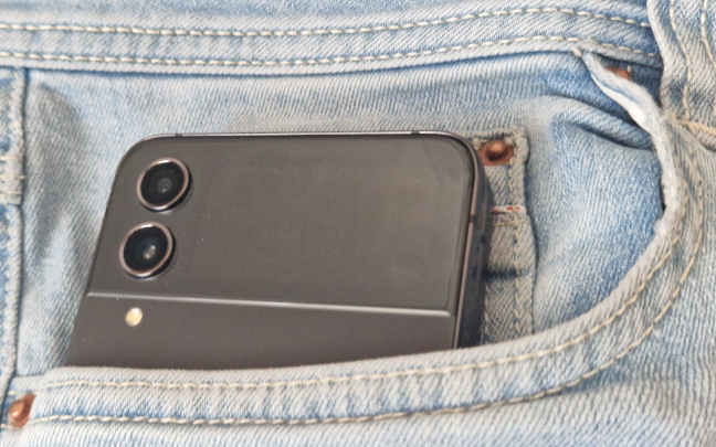 Smartphone-ul cel mai uÈor de Èinut în buzunar