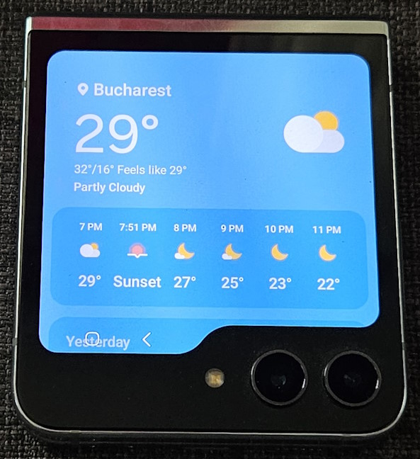 Samsung Galaxy Z Flip5 are un ecran secundar frumos